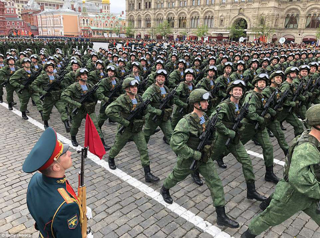  Đội hình đồng đều của các đơn vị quân sự Nga khi diễu hành qua Quảng trường Đỏ. (Ảnh: Getty) 