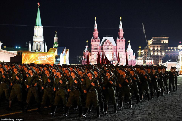  Các binh sĩ đồng loạt quay đầu sang phải khi diễu hành tại Quảng trường Đỏ. (Ảnh: AFP) 
