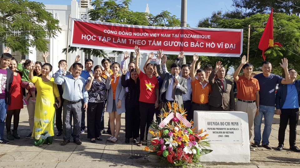 ộng đồng người Việt Nam tại Mozambique gặp gỡ dịp sinh nhật Bác