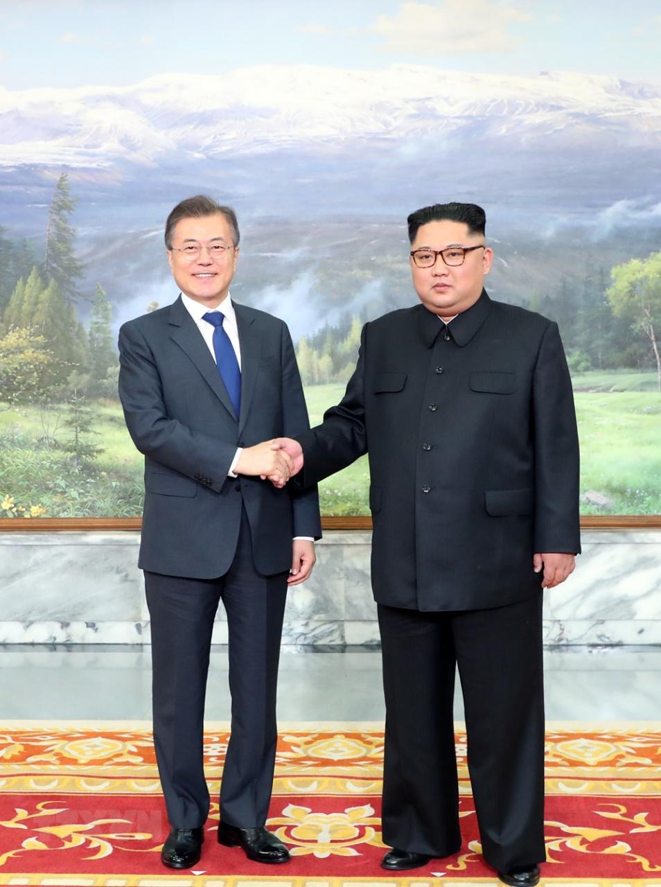Tổng thống Hàn Quốc và lãnh đạo Triều Tiên bất ngờ gặp nhau lần thứ 2