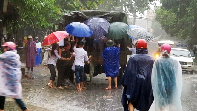 Công an Hà Giang dầm mình trong mưa giúp học sinh vượt lũ đến thi