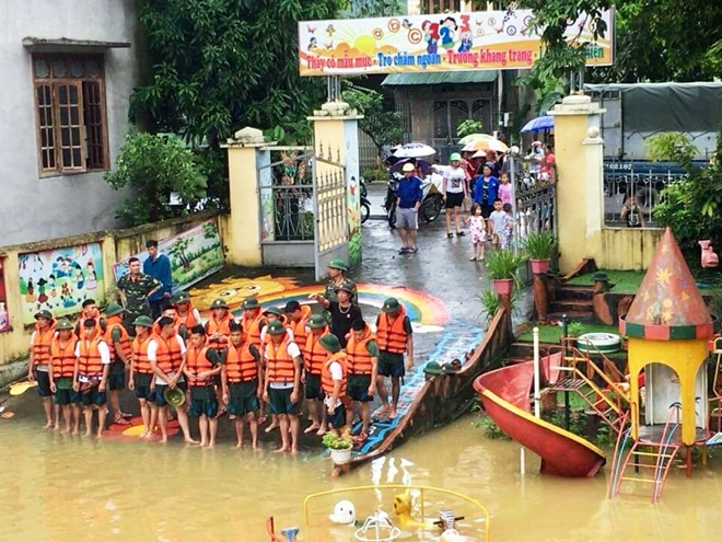 Công an Hà Giang dầm mình trong mưa giúp học sinh vượt lũ đến thi