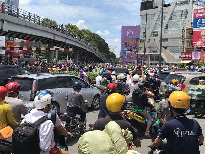 Người dân bực bội vì 'dính' kẹt xe một số tuyến đường ở TP Hồ Chí Minh