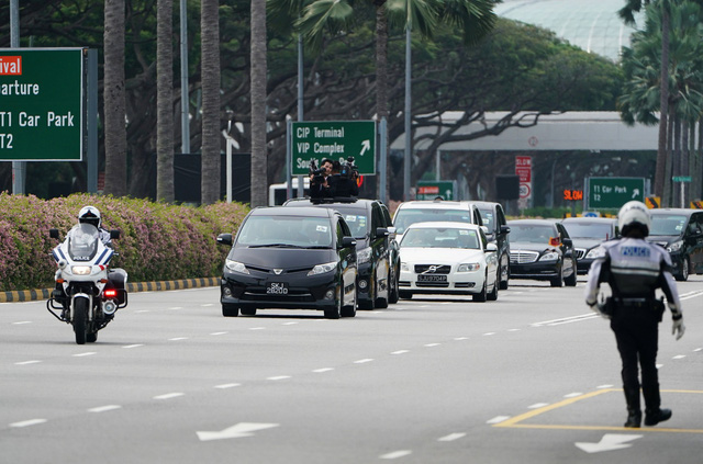 
Đoàn xe gồm ô tô và xe cảnh sát hộ tống ông Kim Jong-un rời sân bay Changi.
