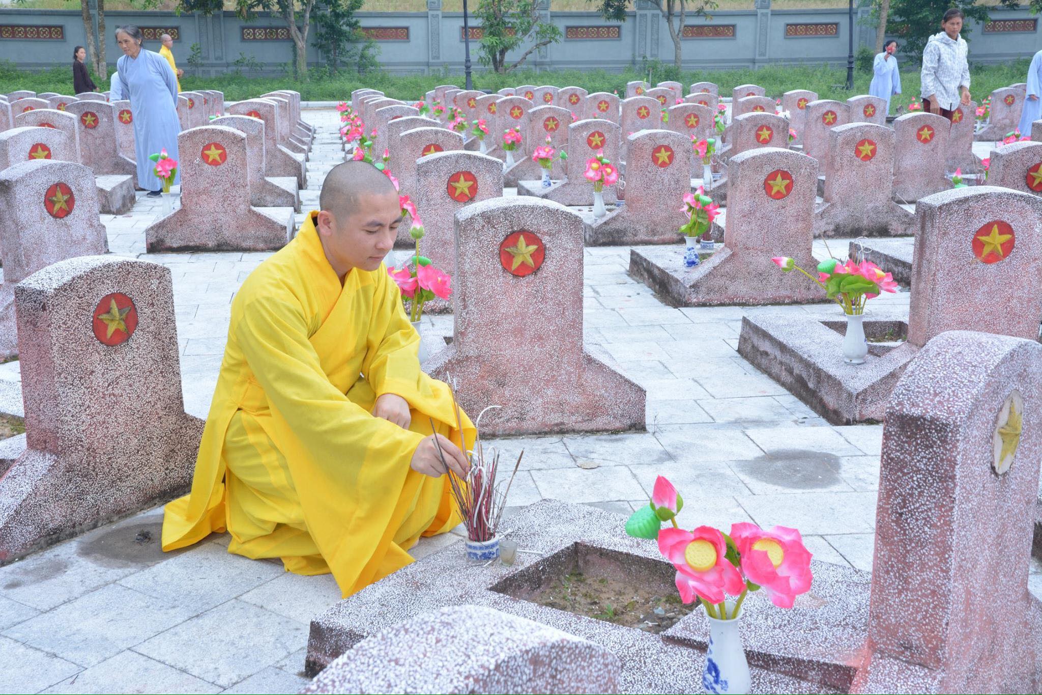 Chư tăng cùng Phật tử dâng hương tưởng niệm các Anh hùng liệt sĩ nhân ngày 27-7