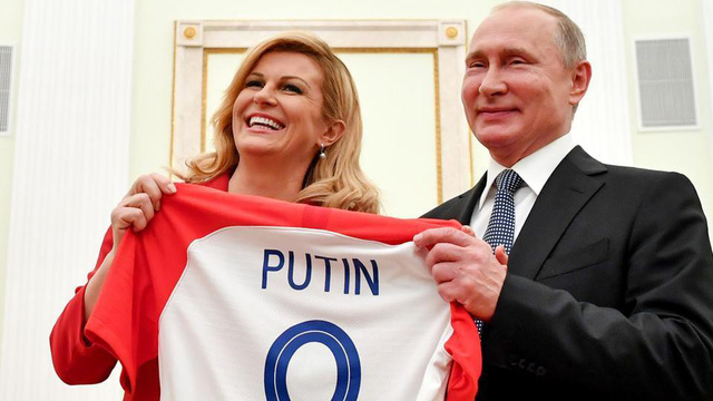  Tổng thống Croatia Kolinda Grabar-Kitarovic tặng áo thi đấu danh dự cho Tổng thống Nga Vladimir Putin. (Ảnh: Reuters) 