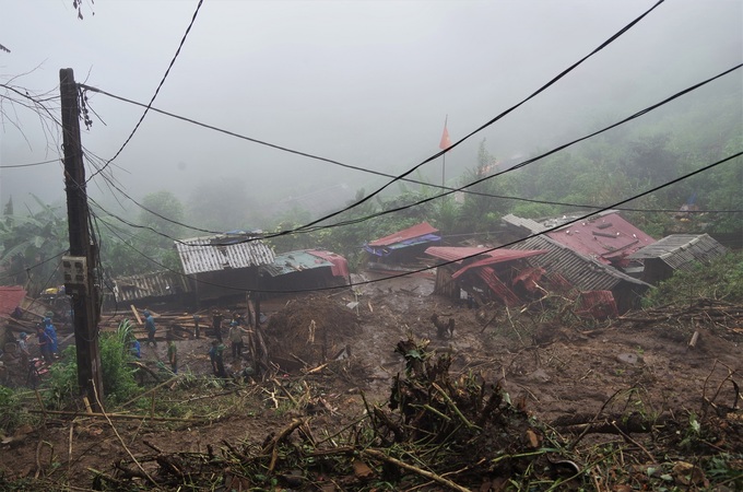 Bộ đội dầm mưa dựng nhà sập, tìm người mất tích ở Lai Châu