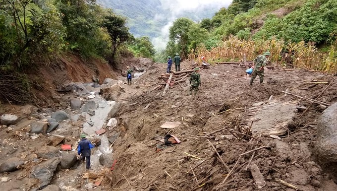 Bộ đội dầm mưa dựng nhà sập, tìm người mất tích ở Lai Châu