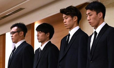 Bốn tuyển thủ bóng rổ Nhật cúi đầu xin lỗi vì scandal mua dâm