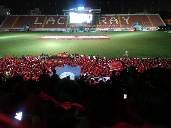 Hai vạn khán giả đội mưa cổ vũ đội tuyển Việt Nam trên sân Lạch Tray