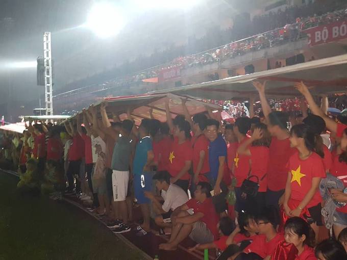 Hai vạn khán giả đội mưa cổ vũ đội tuyển Việt Nam trên sân Lạch Tray