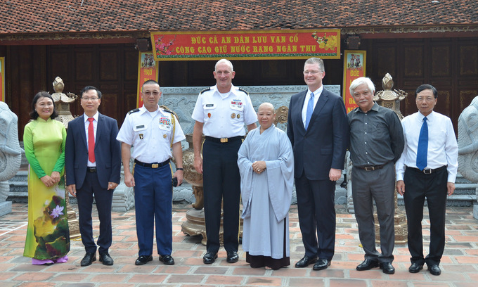 Tư lệnh lục quân Mỹ tại Thái Bình Dương thăm đền Hai Bà Trưng