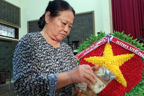 Vợ liệt sĩ nhận ra chồng từ bức ảnh trong hố chôn tập thể