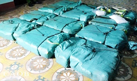 Bắt đối tượng chở 3 tạ ma túy đá trong cốp xe trên Quốc lộ 1A