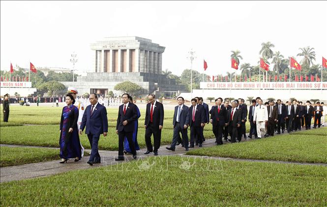 Lãnh đạo Đảng, Nhà nước và đại biểu Quốc hội vào Lăng viếng Chủ tịch Hồ Chí Minh