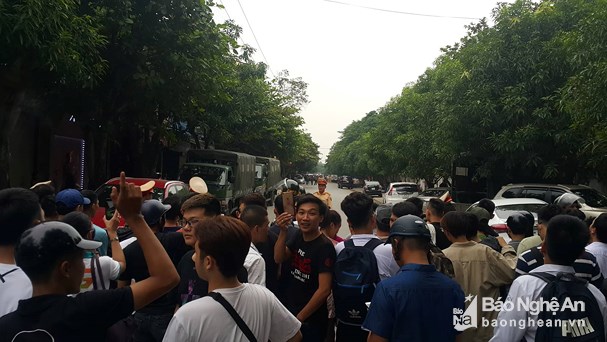 Cả trăm cảnh sát, lính bắn tỉa phong tỏa đường Hồng Bàng, vây bắt người đàn ông cố thủ