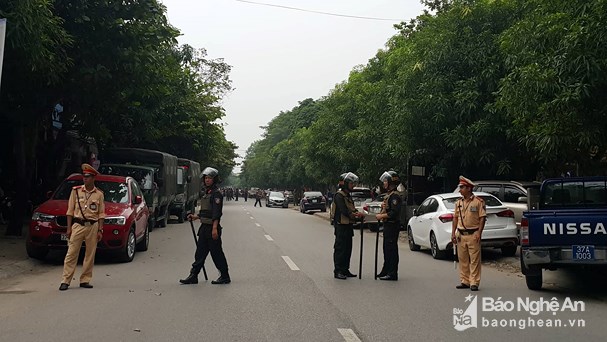 Cả trăm cảnh sát, lính bắn tỉa phong tỏa đường Hồng Bàng, vây bắt người đàn ông cố thủ