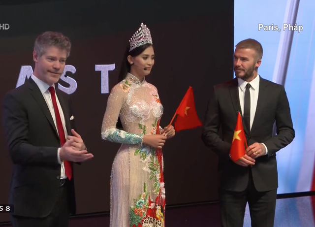  Beckham: VinFast là một phép màu của Việt Nam. Từ trái qua phải trong ảnh: ông David Lyon - Giám đốc thiết kế xe hơi VinFast, Hoa hậu Trần Tiểu Vy và danh thủ David Beckham 