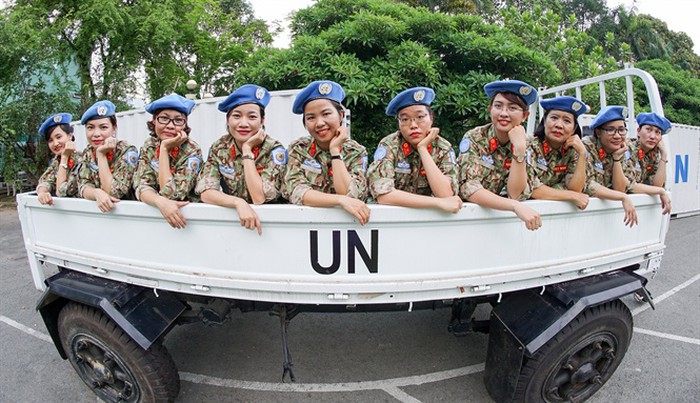 Ngưỡng mộ 10 bóng hồng 'đội mũ nồi xanh' lên đường tới Nam Sudan
