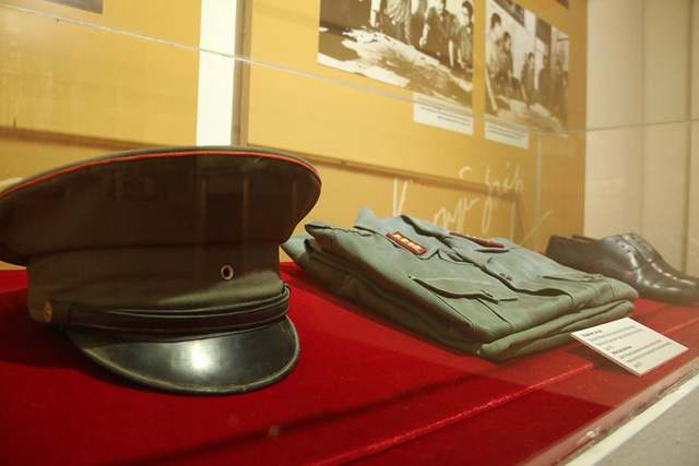 
Bộ quân phục gồm áo, mũ, giầy của Đại tướng Võ Nguyên Giáp mặc khi làm việc ở Bộ Quốc phòng, theo dõi và chỉ đạo các đơn vị tham gia cuộc Tổng tiến công và nổi dậy xuân 1975.
