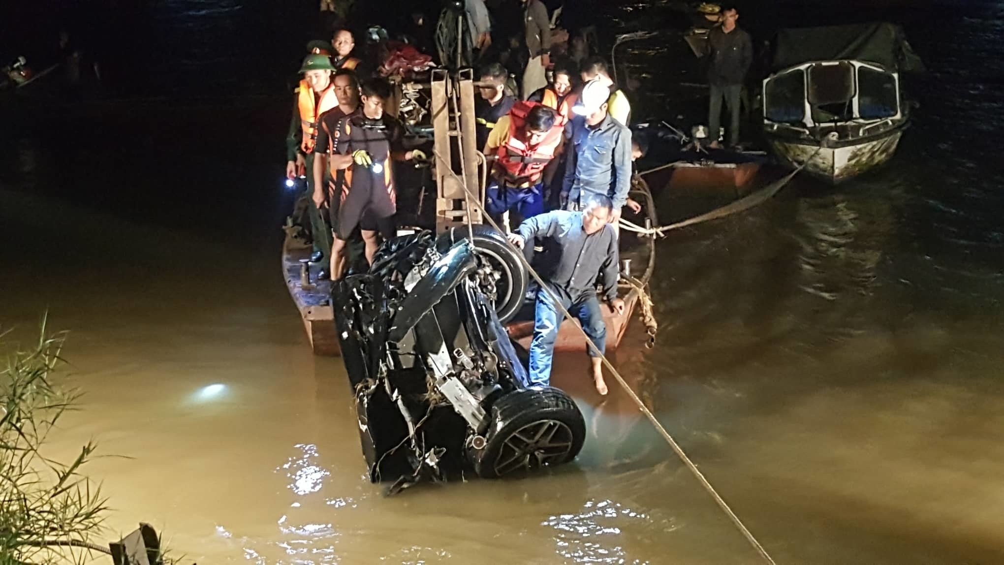 Tìm thấy 2 người chết trong chiếc xe ô tô húc văng lan can cầu Chương Dương, lao xuống sông Hồng