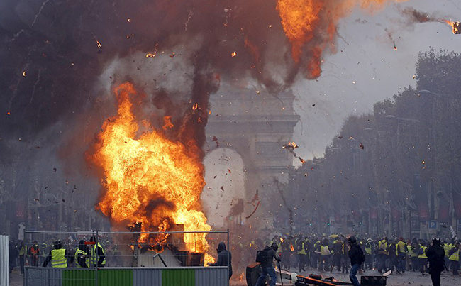 'Kinh đô ánh sáng' Paris của Pháp như vùng chiến sự vì biểu tình