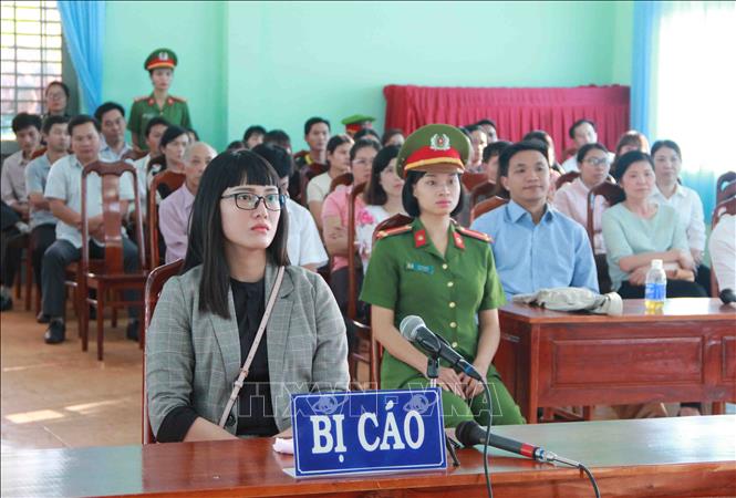 Tuyên phạt Huỳnh Thục Vy 2 năm 9 tháng tù giam về tội 'xúc phạm Quốc kỳ'