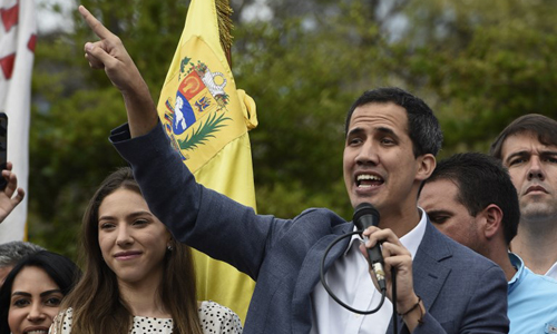 'Tổng thống lâm thời' Venezuela bị cấm rời nước, đóng băng tài sản