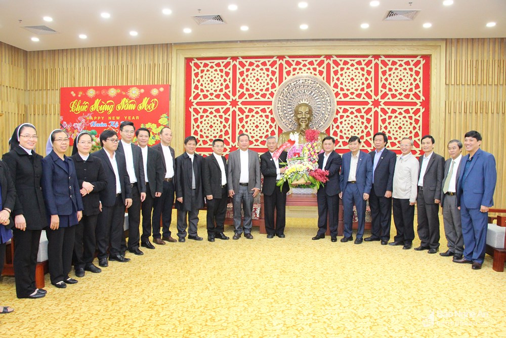 Đoàn chức sắc Giáo phận Vinh do tân Giám mục Nguyễn Hữu Long dẫn đầu thăm, chúc Tết Tỉnh uỷ, UBND tỉnh Nghệ An