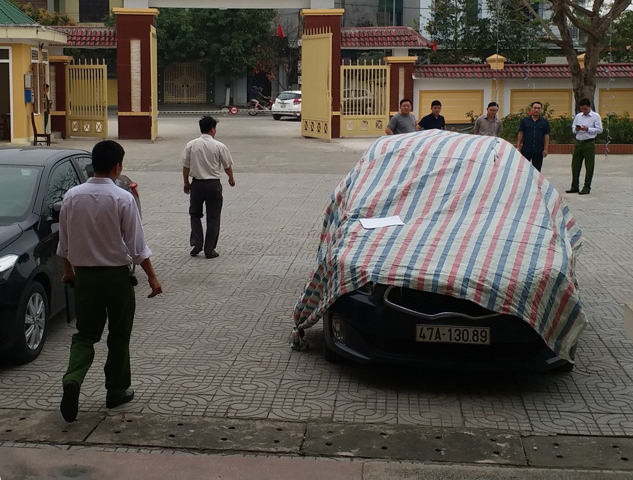 Tạm giữ tài xế đâm barie trạm thu phí, chống đối người thi hành công vụ
