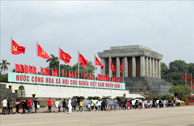Mùng 2 Tết, người dân xếp hàng vào Lăng viếng Chủ tịch Hồ Chí Minh