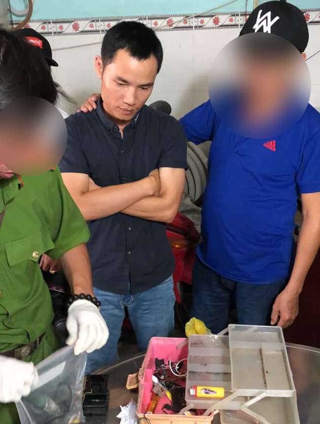 Bắt đối tượng gài chất gây nổ trong micro chiều 29 Tết khiến 2 mẹ con bị thương