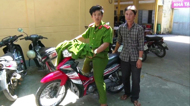 Mặc đồ công an chặn người đi đường, bị quay phim thì bỏ chạy