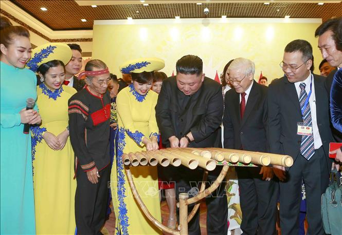 Chủ tịch Triều Tiên Kim Jong-un chơi thử nhạc cụ dân tộc Việt Nam