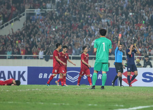 Tiền đạo U23 Thái Lan trả giá đắt vì đánh nguội Đình Trọng