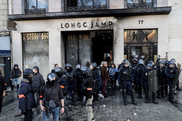 Phe 'Áo vàng' đập phá, đốt các cửa hàng sang trọng ở Paris
