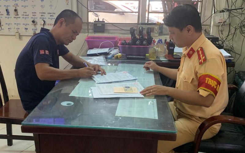Công an Hà Nội xử lý tài xế không nhường đường cho xe cứu hỏa