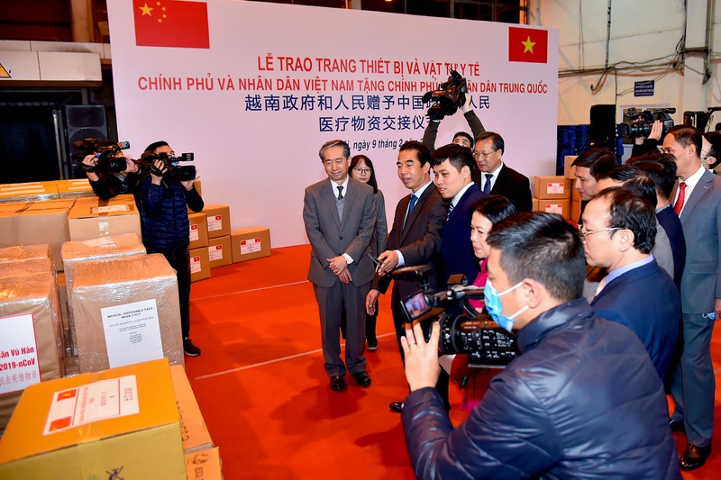 Việt Nam tặng trang thiết bị y tế trị giá 500.000 USD cho Trung Quốc