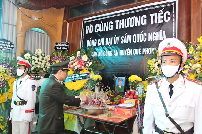 Người thân, đồng đội nghẹn ngào tiễn biệt Đại uý Sầm Quốc Nghĩa