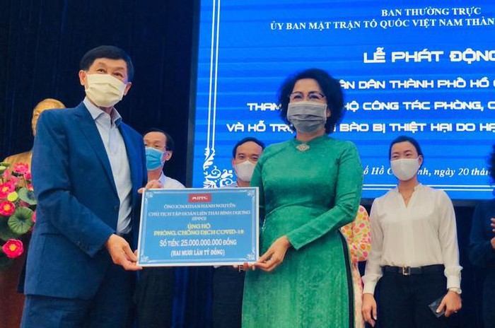 Cha cô gái được đưa về Việt Nam bằng chuyên cơ riêng ủng hộ 25 tỉ đồng chống Covid-19