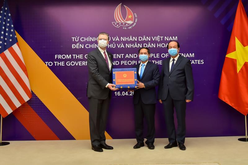 Việt Nam trao tặng khẩu trang, vật tư y tế cho Nhật Bản và Mỹ