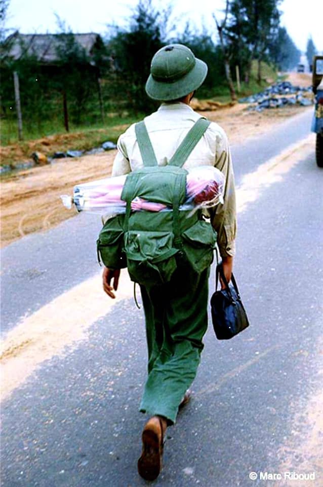 Cô búp bê có hàng mi chớp chớp trên ba lô người lính