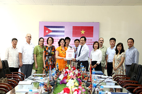 Việt Nam trao tặng nhân dân Cuba 5.000 tấn gạo