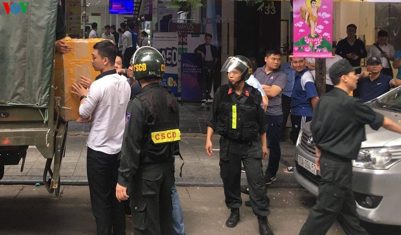 Bắt tạm giam anh trai của ông chủ chuỗi cửa hàng Nhật Cường Mobile