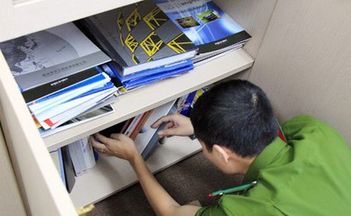 Khám xét khẩn cấp đối với cán bộ phòng Thư ký biên tập và lái xe của UBND TP Hà Nội