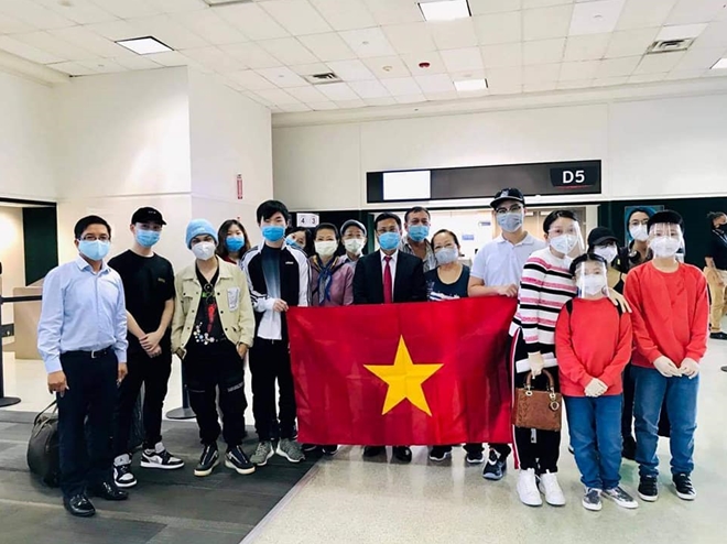 Gần 350 công dân Việt Nam từ Mỹ trở về nước an toàn