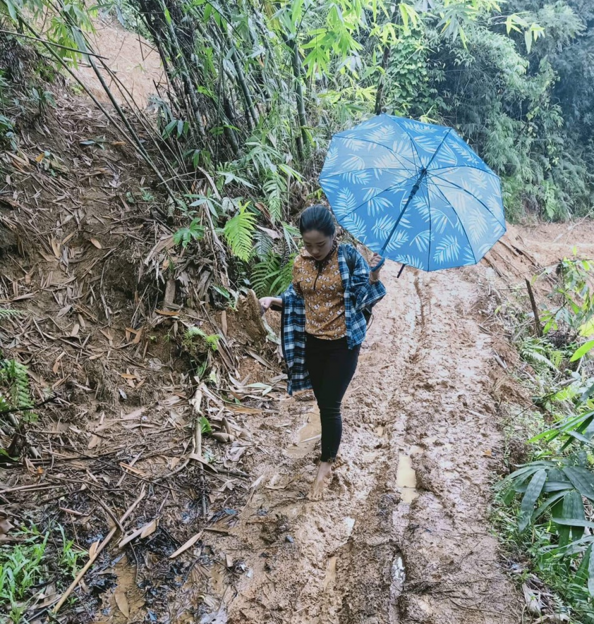 Cô giáo người Mông và hành trình khiến 100% trẻ ở vùng đất 