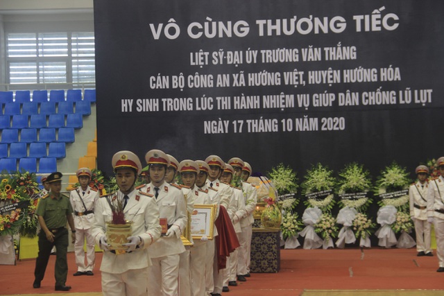 Hàng trăm đồng đội tiễn đưa liệt sĩ công an hy sinh khi giúp dân chống lũ