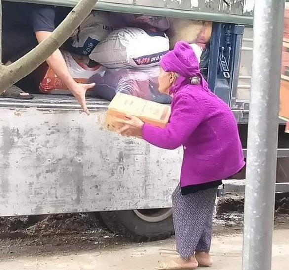 Thùng mì tôm của mẹ!