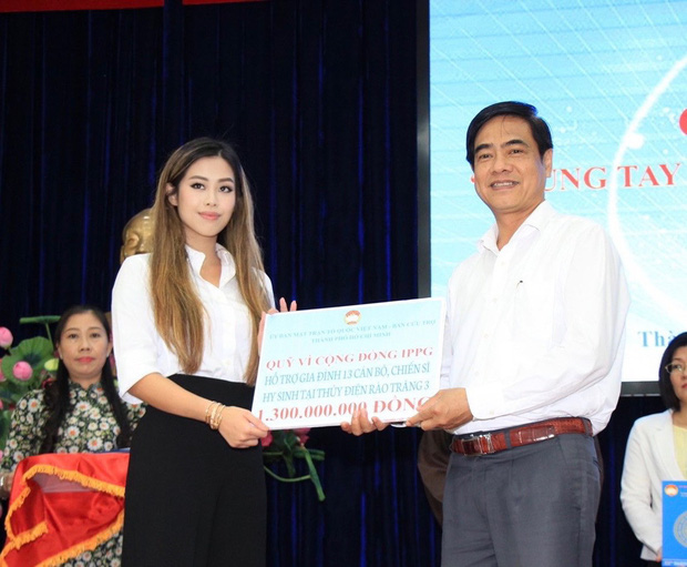 Tiên Nguyễn đại diện gia đình trao 2 tỷ hỗ trợ miền Trung, 1,3 tỷ cho gia đình 13 cán bộ gặp nạn ở Rào Trăng 3